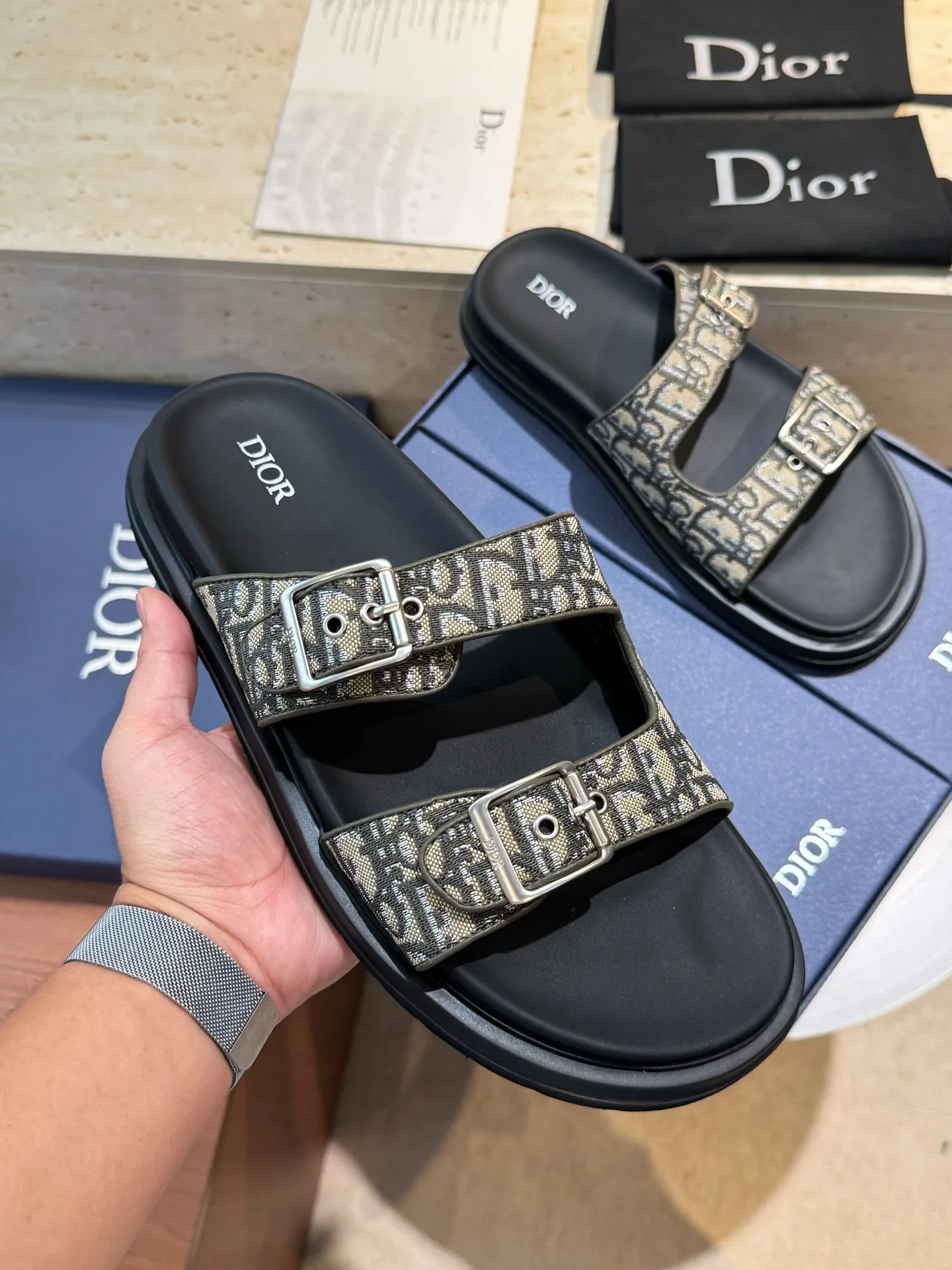 Factory price: 320💰Djia Aqua men's slippers and sandals, Dior's Aqua sandals are elegant and casual. The cross-strap design is reinterpreted in CD Diamond canvas, inspired by the brand's archives. Finished with a branded logo and tonal notch sole, they can be worn easily with shorts or jeans for a sophisticated look. Size:39-44(38 45 customized)